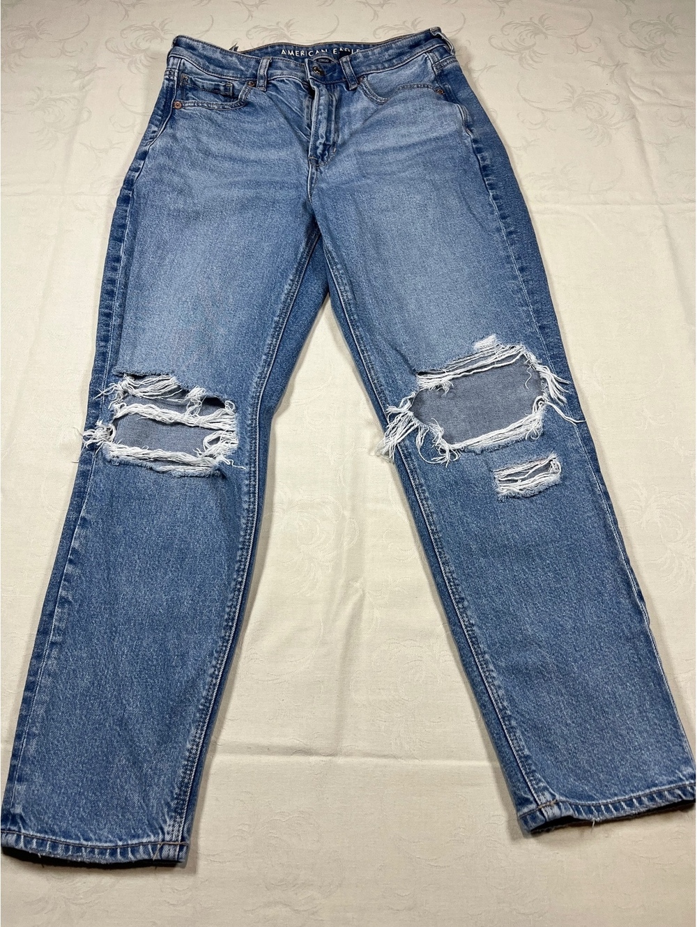 American Eagle Strigid Mom Jeans Distressed Medium Wash Size 4 Short
